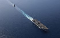 En esta fotografía publicada por la Marina de los EE. UU., el buque USS Bataan y el buque de desembarco USS Carter Hall viajan por el Mar Rojo, el 10 de agosto de 2023.