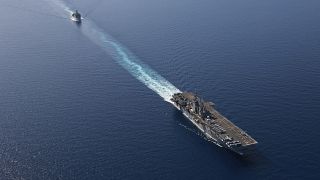 En esta fotografía publicada por la Marina de los EE. UU., el buque USS Bataan y el buque de desembarco USS Carter Hall viajan por el Mar Rojo, el 10 de agosto de 2023.