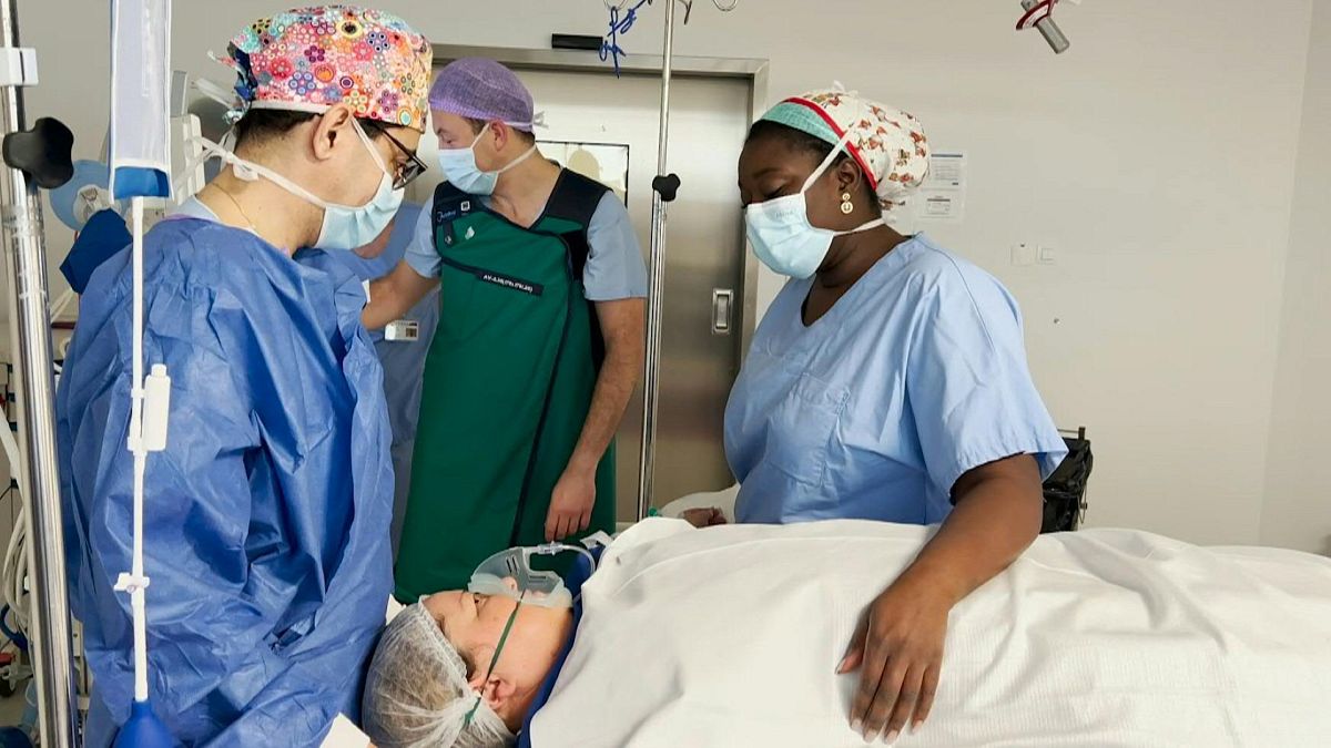 الجراحة عائشة ندوي(على اليمين)، تهدئ مرضاها بالغناء، فرنسا، بورودو.