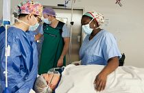 الجراحة عائشة ندوي(على اليمين)، تهدئ مرضاها بالغناء، فرنسا، بورودو.