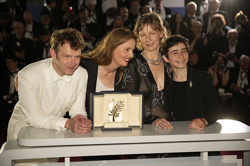 Sandra Hüller (deuxième à partir de la droite) avec Justine Triet (au centre) et les acteurs d'Anatomie d'une Chute lors de la remise de la Palme d'or à Cannes cette année.
