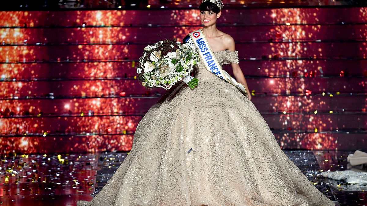 Eve Gilles, a vencedora do Miss França 2024, é a primeira concorrente com cabelo curto nos 100 anos de história do concurso.