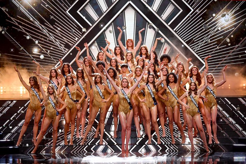 Die Kandidatinnen der Miss France 2024 posieren auf der Bühne.