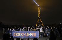 Imagen de un grupo de ciudadanos junto a la Torre Eiffel, en París, que reclaman un 'alto el fuego' en Gaza.