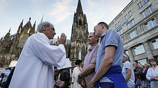 Nyilvános áldást kapott már idén szeptemberben is ez a két férfi a németországi kölni katedrális előtt