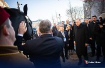 رئيس الوزراء المجري فيكتور أوربان يمسك بالحصان ويقدمه للرئيس التركي رجب طيب أردوغان