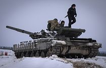 Imagen de varios soldados ucranianos durante un ejercicio de prácticas militares con un tanque, en Ucrania, el miércoles 6 de diciembre de 2023.