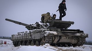 Carro armato ucraino tra la campagna orientale del Paese