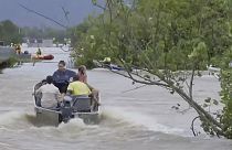 أشخاص يركبون قوارب في نهر غمرته الفيضانات في كيرنز، أستراليا، 18 ديسمبر 2023