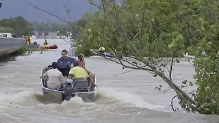 أشخاص يركبون قوارب في نهر غمرته الفيضانات في كيرنز، أستراليا، 18 ديسمبر 2023