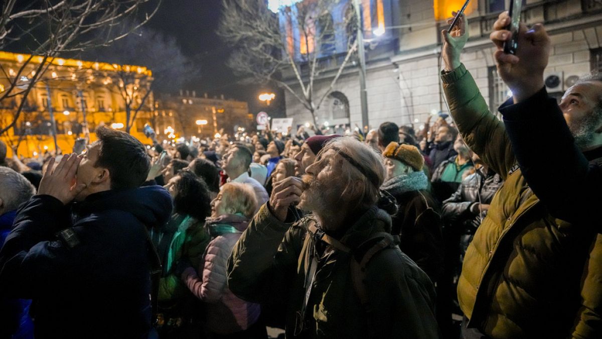 Des milliers d’opposants ont manifesté à Belgrade pour contester le résultat des élections législatives et municipales