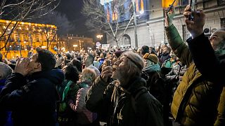 Manifestanti si sono riuniti la sera del 18 dicembre a Belgrado contro i risultati elettorali denunciando brogli