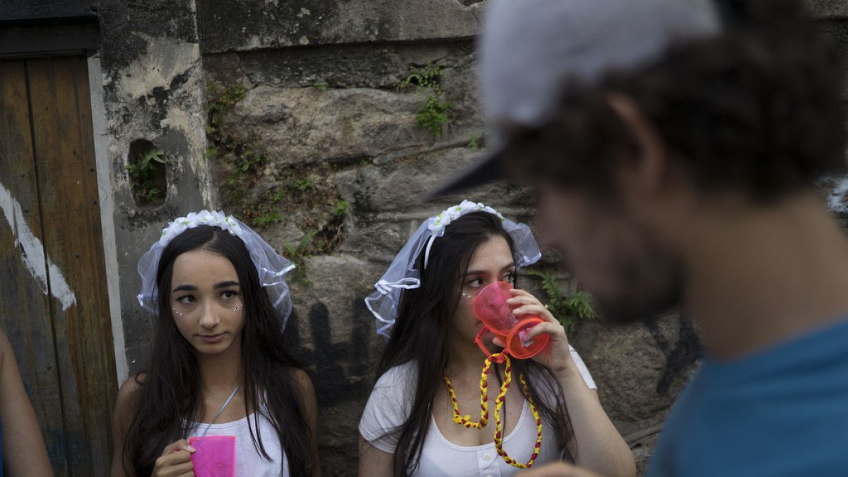 Giovani in costume da sposa partecipano alla festa di strada delle Carmelitas a Rio de Janeiro, in Brasile (24 febbraio 2017)
