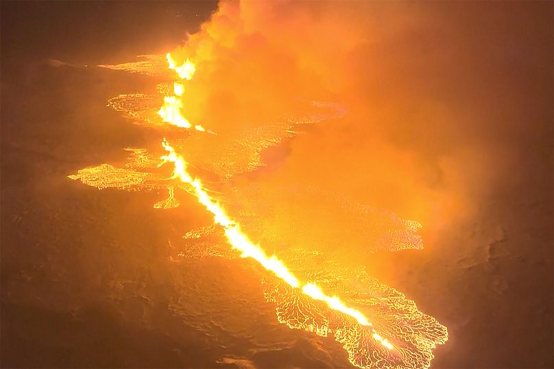 Coulée de magma sur une colline près de Grindavík, dans la péninsule islandaise de Reykjanes, dans la nuit du 18 au 19 décembre 2023.