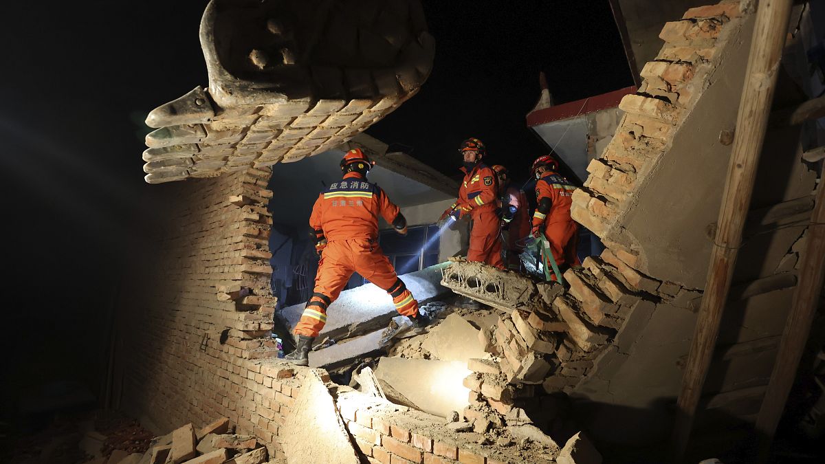 Спасатели разбирают завалы в деревне Кангдяо провинции Ганьсу на северо-западе Китая, где в ночь на 19 декабря произошло землетрясение.