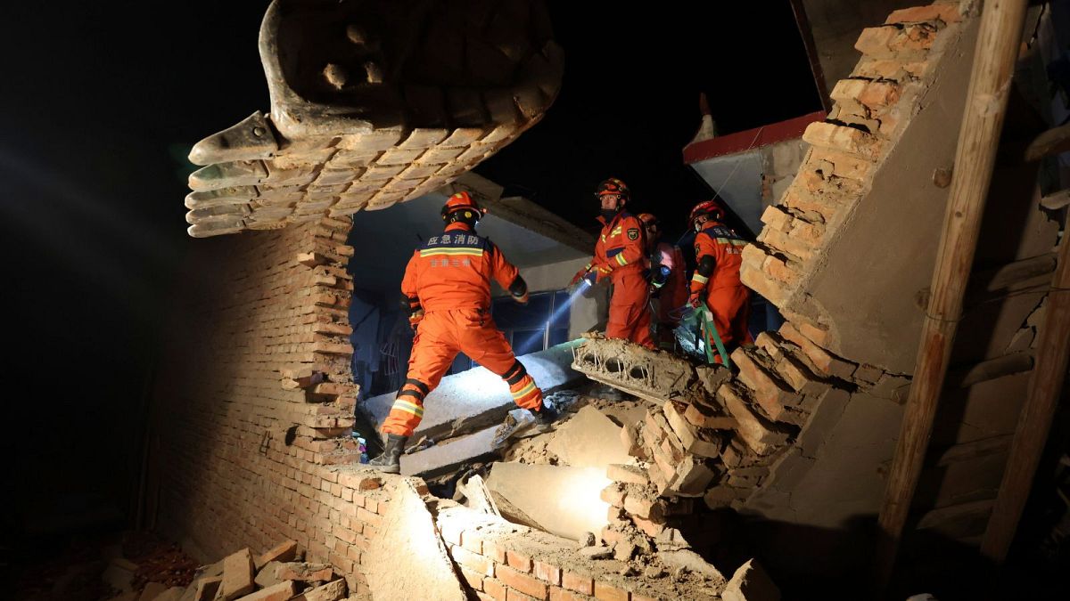 نیروهای امدادی در حال کنار زدن آوار زلزله در بامداد روز سه شنبه ۱۹ دسامبر