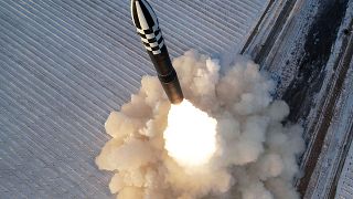 تجربة إطلاق صاروخ "هواسونغ-18"