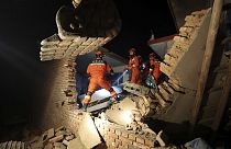 Çin'de meydana gelen depremin ardından kurtarma çalışmaları başlatıldı