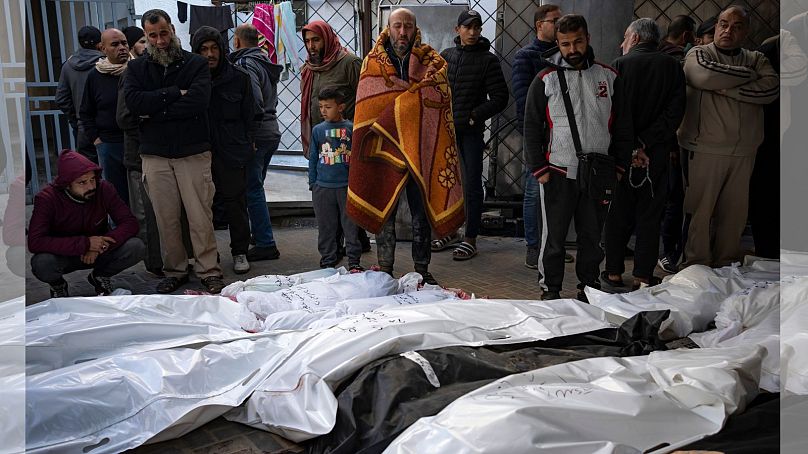 پیکر شماری از فلسطینی‌ها که در بمبماران نوار غزه کشته شدند در بیمارستان رفح در جنوب غزه