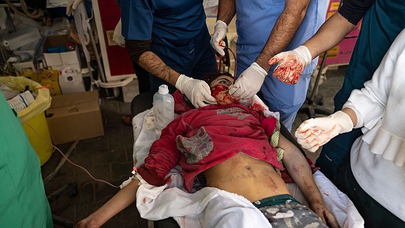یک کودک فلسطینی مجروح در بیمارستانی در رفح