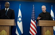 İsrail Savunma Bakanı Yoav Gallant (sağda), ABD Savunma Bakanı Lloyd Austin ile Tel Aviv'de düzenlenen ortak basın toplantısında konuşurken