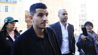 المدافع الجزائري يوسف عطال يصل إلى محكمة نيس في جنوب فرنسا