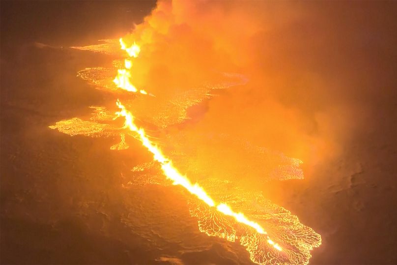 La imagen tomada de un vídeo proporcionado por los guardacostas islandeses muestra el flujo de magma en una colina cerca de Grindavik, en la península islandesa de Reykjanes.