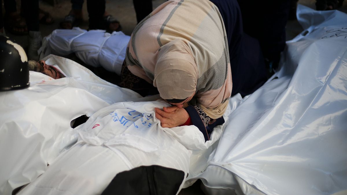 سيدة فلسطينية تودع عائلتها بعد قصف إسرائيلي على مدينة رفح، جنوب قطاع غزة