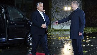 O chanceler alemão Olaf Scholz e o primeiro-ministro húngaro Viktor Orban