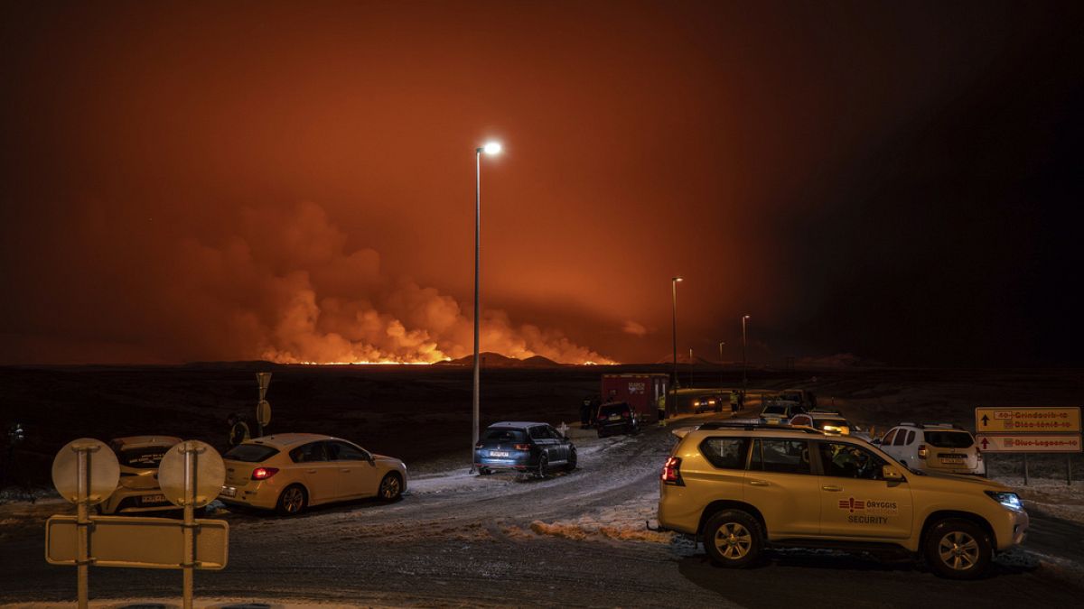 Un volcan est entré en éruption, le 18 décembre 2023, près de Grindavik, dans le sud-ouest de l'Islande.