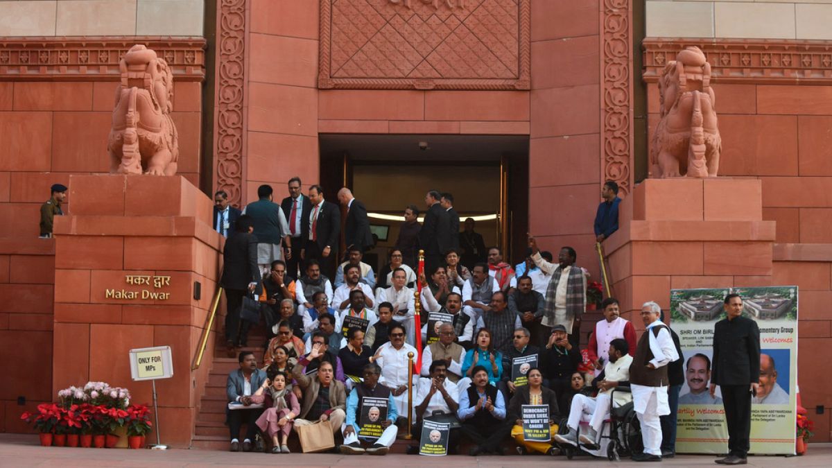 Hint milletvekilleri, muhalif vekillerin görevden uzaklaştırılması kararını protesto etmek için Parlamento binasının merdivenlerinde oturma eylemi yaparken