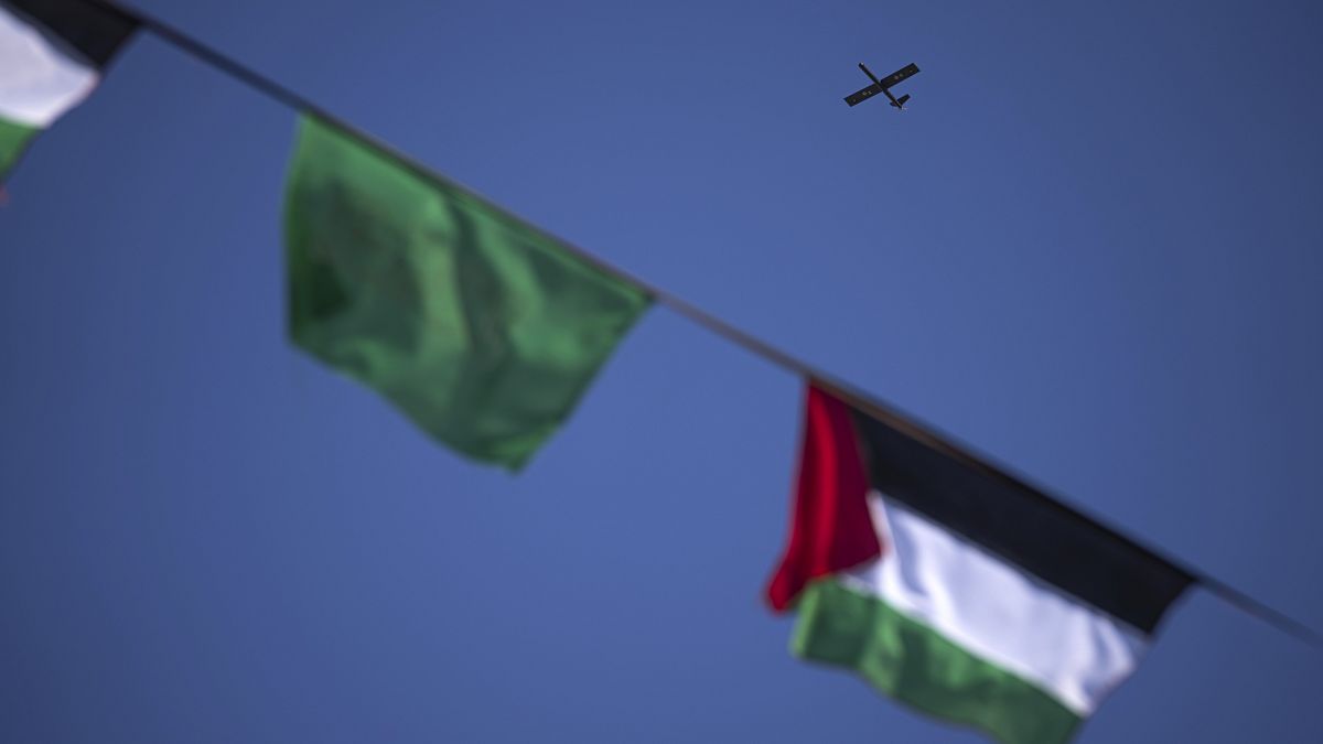 طائرة بدون طيار تابعة لكتائب عز الدين القسام، تؤدي عرضًا خلال مسيرة نظمت بمناسبة الذكرى الخامسة والثلاثين لتأسيس حركة حماس في مدينة غزة
