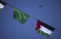 طائرة بدون طيار تابعة لكتائب عز الدين القسام، تؤدي عرضًا خلال مسيرة نظمت بمناسبة الذكرى الخامسة والثلاثين لتأسيس حركة حماس في مدينة غزة