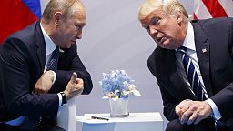  O Presidente dos EUA, Donald Trump, reúne-se com o Presidente da Rússia, Vladimir Putin, na Cimeira do G-20, a 7 de julho de 2017, em Hamburgo.