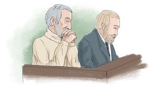 حضور حمید نوری در دادگاه سوئد در کنار یکی از دو وکیل مدافعش، توماس سودرکویست