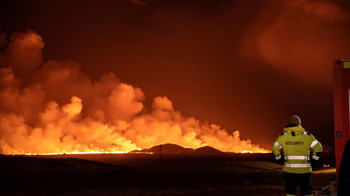شوهد ثوران بركاني، يحول السماء إلى اللون البرتقالي، في غريندافيك في شبه جزيرة ريكيانيس في أيسلندا