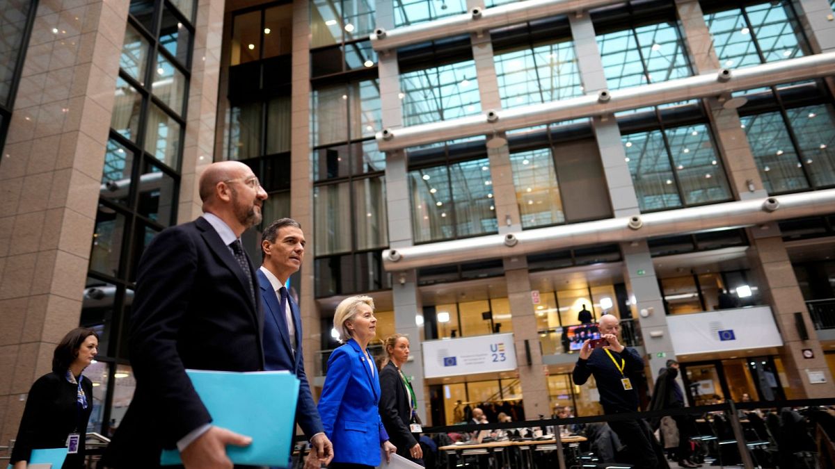 شارل میشل به همراه نخست‌وزیر اسپانیا و خانم فن در لاین در نشست مقر اتحادیه اروپا در بروکسل به تاریخ ۱۵ دسامبر 
