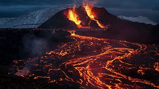  فوران آتشفشانی در شبه جزیره ریکیانس در جنوب غربی ایسلند ۲۹ مارس ۲۰۲۱.