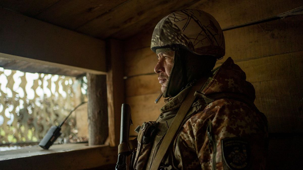 Ivan Kravchenko, soldado da guarda fronteiriça estatal, vigia um posto onde as tropas ucranianas controlam as posições russas na região de Sumy, na Ucrânia, em 24 de novembro.