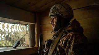 Ivan Kravchenko, un soldato della guardia di frontiera statale, è di guardia in una postazione dove le truppe ucraine monitorano le posizioni russe nella regione di Sumy, in Ucraina, il 24 novembre.