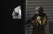 جندي إسرائيلي خلال عملية بالضفة الغربية المحتلة