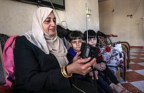 سيدة فلسطينية تستمع إلى الراديو في منزلها برفح جنوب قطاع غزة في 19 ديسمبر 2023.