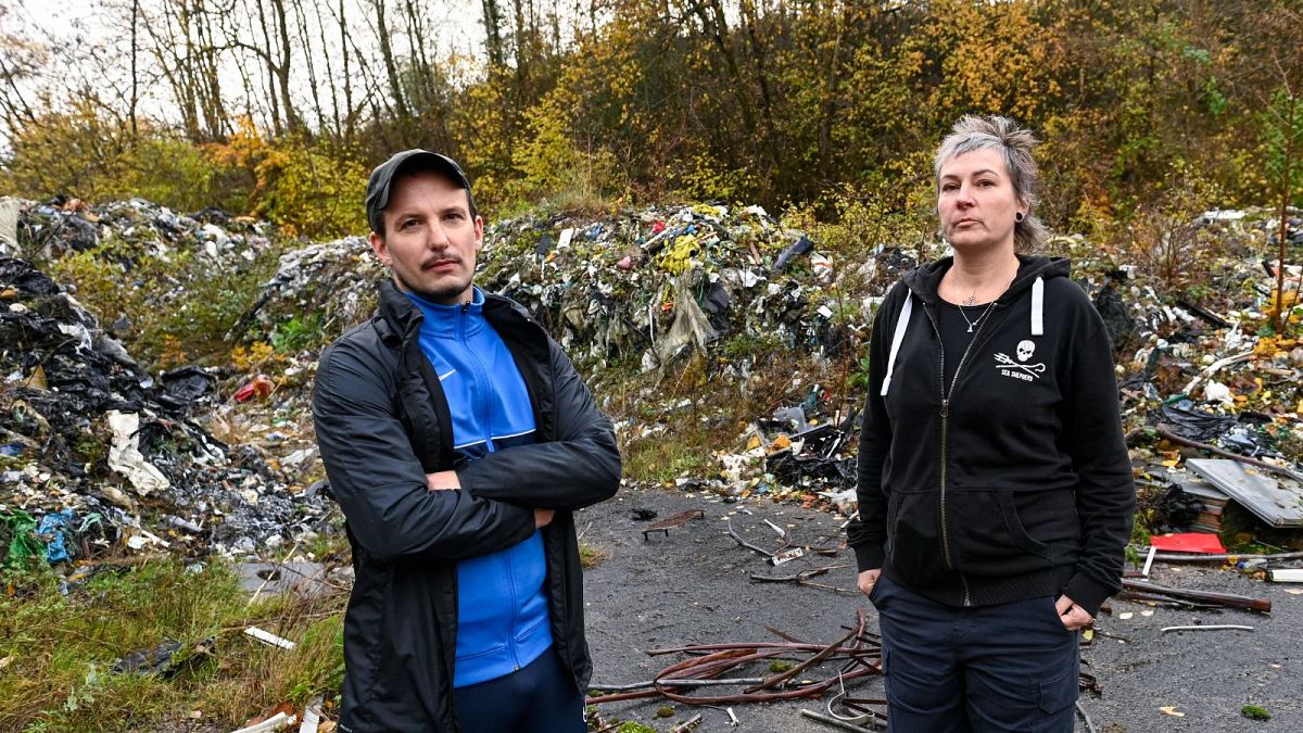 Едно френско село все още се бори с купища боклук,