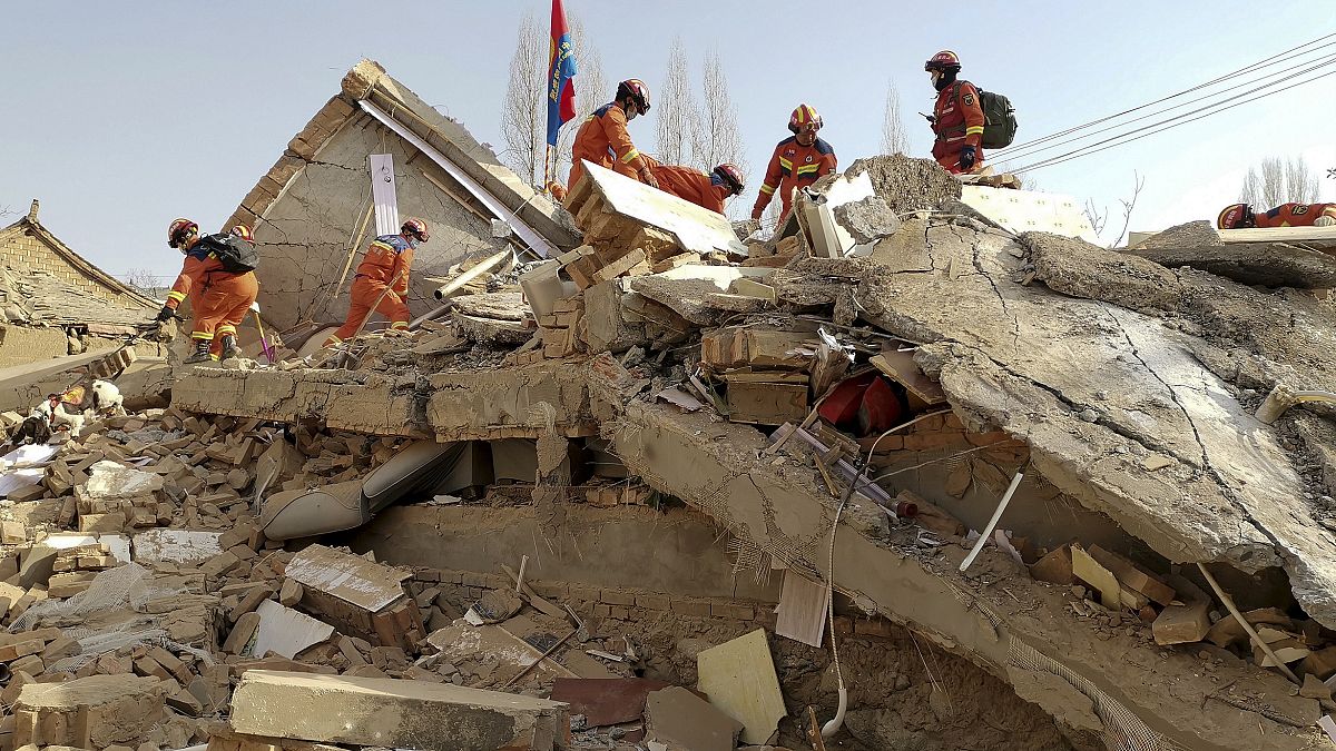 Власти Китая направили более трех тысяч спасателей в зону бедствия