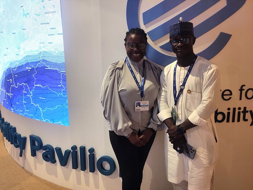 Die Jugenddelegierten Harriette Okal aus Kenia und Ibrahim Muhammad aus Nigeria im Pavillon für globale Klimamobilität, COP28.