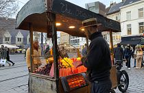 Belçika'nın Gent kentinde bir sokak satıcısı (arşiv)