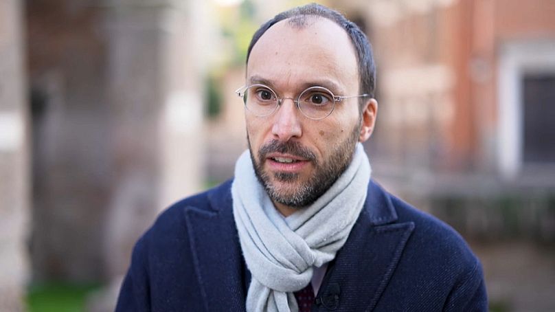 Giovanni Farese ist außerordentlicher Professor für Wirtschaftsgeschichte an der Europäischen Universität Rom