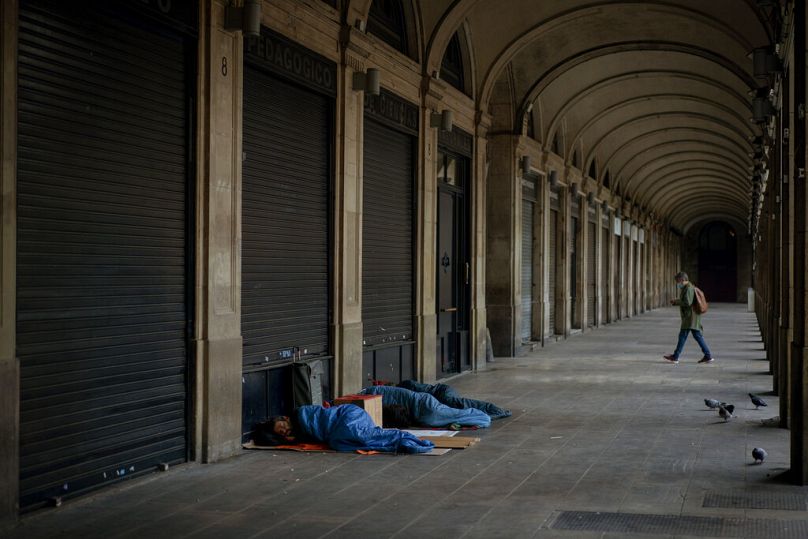 Des personnes dorment dans la rue à Barcelone (Espagne), le 19.10.2020.