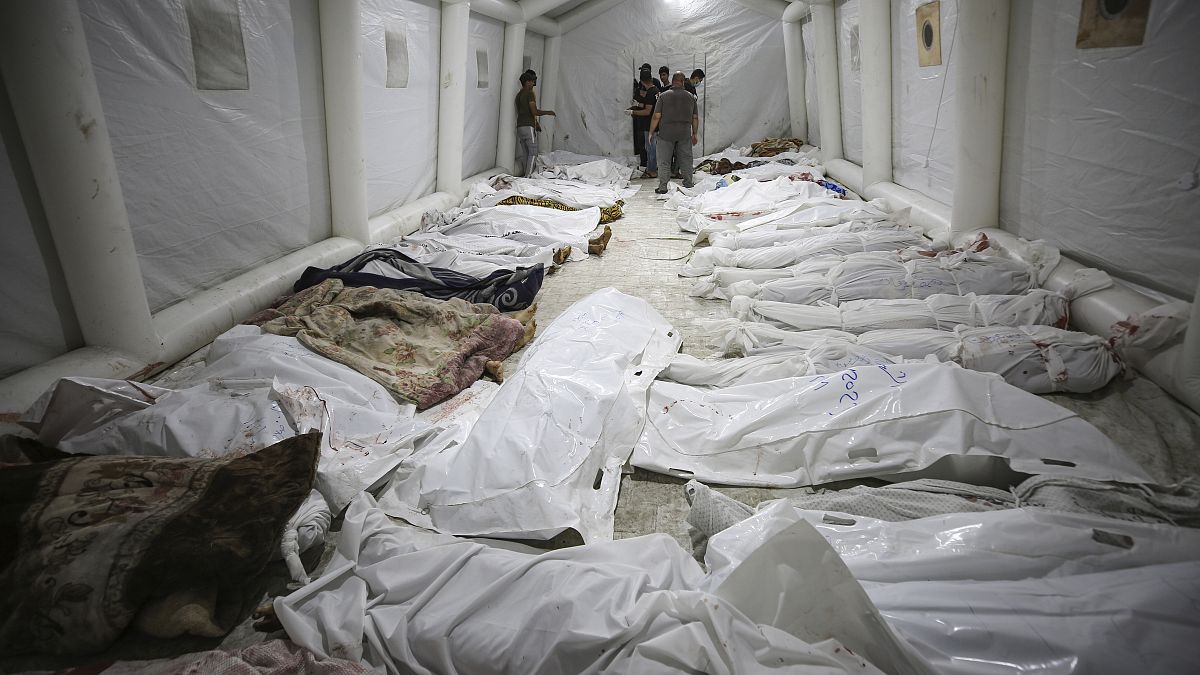 عشرات الجثث المكدسة في المستشفى الأهلي العربي في غزة