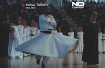 Bailarines turcos homenajean a la muerte de Rumi en el festival Sebi-i Arus, el 17 de diciembre de 2023.